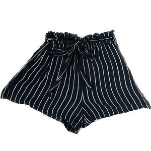 American Eagle Women High Waisted Striped
Paperbag Shorts Black White Medium